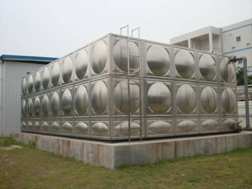 商场安装不锈钢材质的保温水箱给客户提供热水